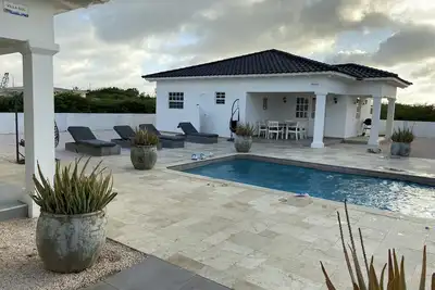 Image de villa de luxe entièrement équipée avec WiFi haut débit, à une courte distance de la mer