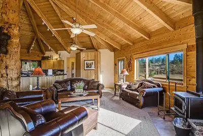 Image de Grande cabine familiale avec salle de jeux et terrasse enveloppante - marchez jusqu'au lac!
