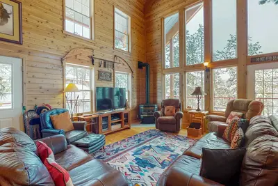 Image de Cabane en rondins de luxe avec terrasse enveloppante, ping-pong et vues magnifiques!