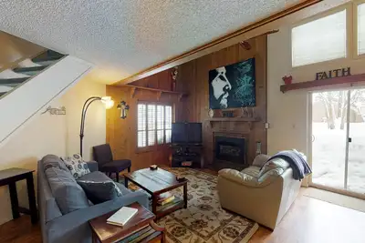Image de Condo confortable avec foyer et loft - près du golf, du ski, des lacs et plus