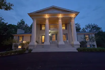 Image de Amazing Mountain Home avec salle de réunion, pavillon extérieur, bain à remous pour 16 personnes