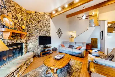 Image de Condo pour chiens avec cheminée et divertissement - proche du ski, des lacs