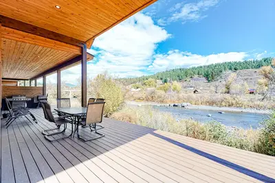 Image de Magnifique condo front de mer avec vue sur la rivière et la montagne