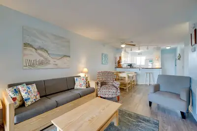 Image de Nouveau Oceanfront Carolina Beach Condo avec piscine et vues