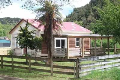 Image de Maison du pont de Whanga sur la route du monde oublié