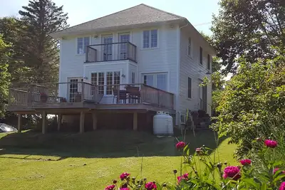 Image de Lumineux, conviviale et familiale, récemment construit, moderne et dans l'endroit parfait!