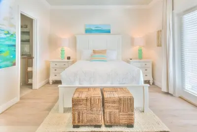 Image de Maison impeccable dans résidence fermée La Valencia Beach! Tarifs Mensuels disponibles!