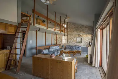 Image de Une maison d'architecte en maçonnerie, Anavyssos, Attique, avec vue sur Aghios Nikolaos be