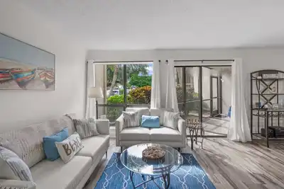 Image de Complexe sur la baie, à pied des plages, Wifi, rez-de-chaussée, rénové, patio clos, parking couvert