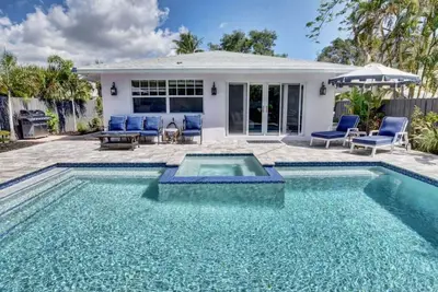 Image de Boutique de luxe Villa w / piscine \"privée\" d'eau salée et bain à remous au coeur de Delray