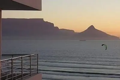 Image de Appartement en bord de mer à Cape Town (Blouberg). Vues incroyables sur la mer et la montagne! !