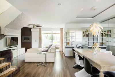Image de Maison de ville de 5 chambres avec piscine commune à proximité de la plage et de Puerto Banus