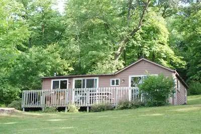 Image de Cabine 3 Br entourée de pins sur le lac de pêche \/ baignade