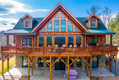 Image de Incroyable maison en bois rond avec vue imprenable sur la montagne! À quelques minutes du lac Kerr Scott