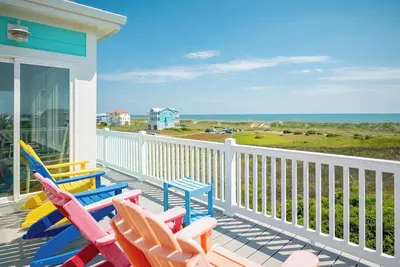 Image de Rumah Pantai - Ocean Views abondent dans cette location colorée avec piscine privée et ascenseur