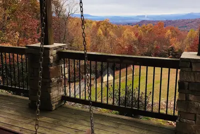 Image de Belle vue sur la montagne à longue distance, à quelques minutes du centre-ville de Hendersonville, Caroline du Nord