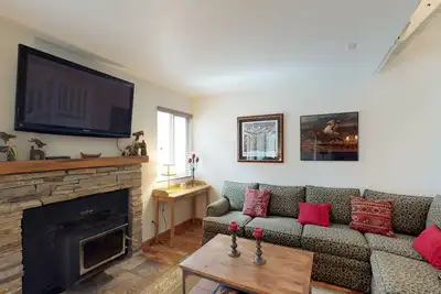 Image de Nouvelle Liste! Condo confortable avec piscine commune et bains à remous, à pied au ski!
