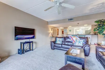 Image de Condo sur la plage avec piscine et bain à remous partagés - à pied de la plage!