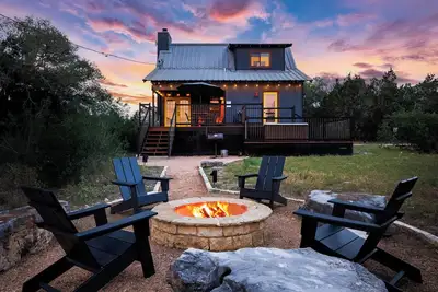 Image de Cabine Adorable sur 10 Acres Privés ** Hot Tub, Foyer, Hamacs, Vues Magnifiques **