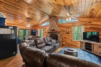 Image de 3br 1. 5ba w/ King Bed/Hot Tub in Heart of Rrg!