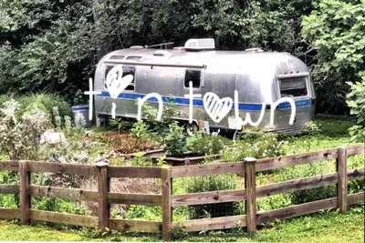 Image de Tin Town Voici 1974 Airstream a été réhabilité de haut en bas!