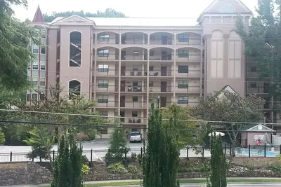 Image de Bienvenue! Unité de fin spacieuse! Enrouler autour de balcon - parking couvert!