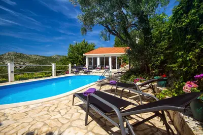 Image de Villa Green Paradise avec piscine chauffée, terrain de football \/ tennis, salle de gym avec sauna
