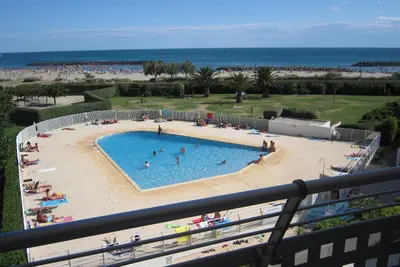 Image de 1ère ligne avec piscine, sur la plage, vue sur  mer  et Fort de Brescou