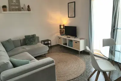 Image de Bel appartement lumineux, 550mtr de la plage et Wifi gratuit
