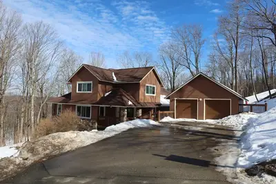 Image de HugeLuxuryCabin ski in / out, hotub, label de piscine, baby-foot, pingpong tabel et beaucoup plus