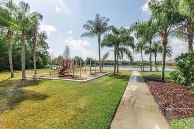 Image de Maison de 4 chambres avec piscine, située au centre de Seasons Blvd près de Disney!