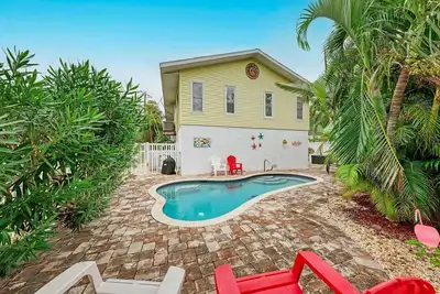Image de Vente de printemps! Prix réduit jusqu'au 31 mai! Piscine privée à la maison à seulement deux pâtés de maisons des plages les plus immaculées d’Anna Maria, à l’extrémité nord d’Anna Maria!