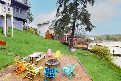 Image de Maison de ville au bord du lac avec quai partagé, kayaks et foyer!