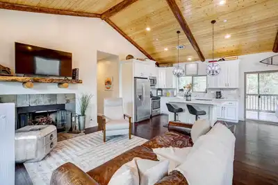 Image de Nouveau! Big Bear House sur mesure avec vue et terrasse!