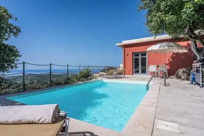 Image de Villa piscine privée et vue mer située entre Chania et Rethymnon, lac de Kournas