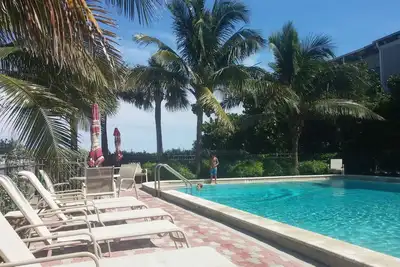 Image de Direct front de mer avec piscine.