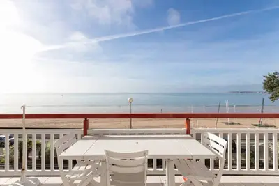 Image de South facing sea on the beach 300 to 1600 € per week, with garage.