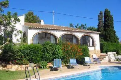 Image de Maison pour une famille indépendante avec grand jardin paysagé et piscine