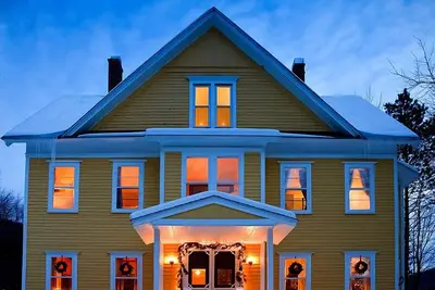 Image de Grande maison de charme à côté du ruisseau historique de truite Beaverkill en Amérique.