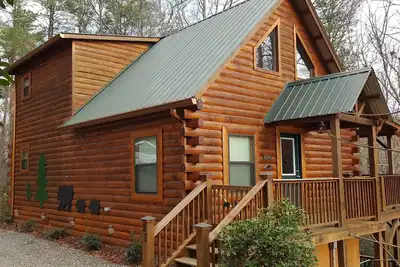 Image de Plaisirs d'été dans les montagnes! Profitez de votre propre 3\/3 Real Log Cabin, seulement 99 $ par nuit