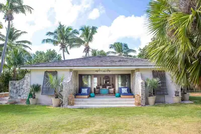 Image de Mainbrace. A trois chambres, deux salles de bain maison quelques pas de la plage!