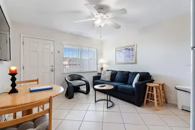 Image de Tropic Breeze Unit 14 Madeira Beach Deuxième Condo étage avec vue sur le Golfe