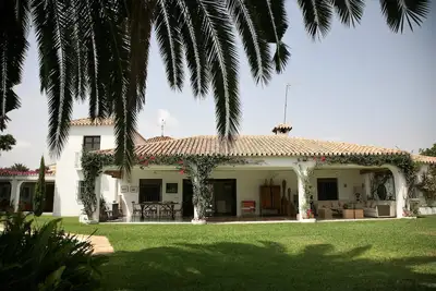 Image de Belle maison à Guadalmina Baja, surplombant la rivière et le golf à 800m de la plage
