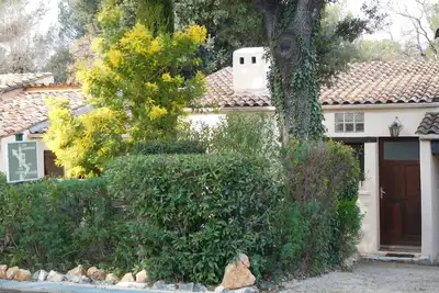 Image de Adorable maison provençale dans domaine de standing sécurisé avec piscine.
