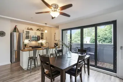Condo avec vue sur les toits au centre-ville de Saugatuck par le parc. Marchez partout!