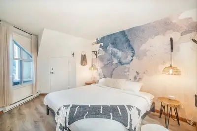Image de ★ Maison de ville élégante dans le village avec vélos, bain à remous privé, barbecue, et plus encore! ★