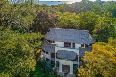 Image de Nouvelle Liste! Suite au rez-de-chaussée contemporaine avec grand patio, à pied de la plage
