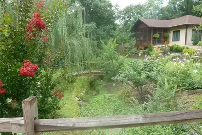 Image de Cottage Creekside! Randonnée. Jardins. 5 min de la ville. Près des magasins / restaurants. Wifi