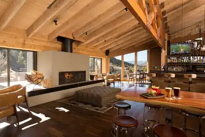 Image de Sentez-vous chez vous dans cette escapade Ă flanc de montagne! Condo de luxe avec patio