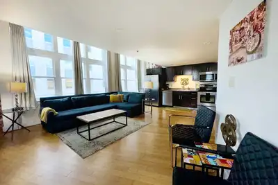 Image de Marchez Jusqu'à Honky Tonks! Downtown Nashville Loft: 50 à 70% de Réduction sur M-w! Elvis, Sleeps 6 Nashville Locations de Vacances par Musiccityloft sur Vrbo
